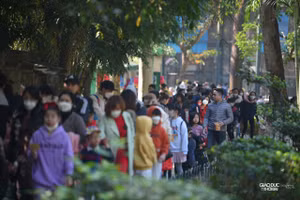 Các công viên ở Hà Nội đông nghịt người dịp Tết Dương lịch 2023