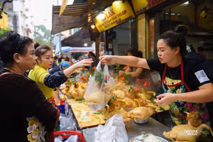 "Gà ngậm hoa hồng" đắt khách trong ngày ông Công ông Táo