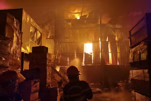 Cháy lớn kho xưởng trong mưa giông.