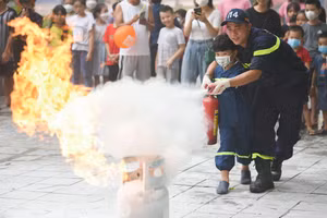 Học sinh được hướng dẫn sử dụng bình chữa cháy để dập tắt đám cháy.