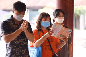 Rất đông sĩ tử đã đến Văn Miếu- Quốc Tử Giám để cầu may mắn trong kỳ thi Tốt nghiệp THPT sắp tới.