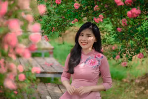 Thêm địa điểm chụp hoa tường vi đẹp như truyện cổ tích ngay giữa lòng Hà Nội