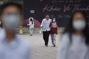 Thí sinh vui vẻ bước ra khỏi điểm thi khi kết thúc môn thi Ngữ Văn.