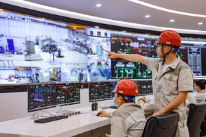 Cận cảnh bên trong nhà máy rđốt rác phát điện chuẩn bị đi vào hoạt động.