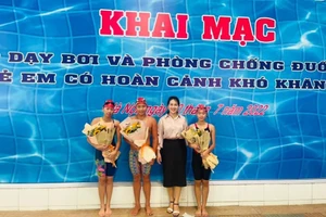 Giám đốc Cung Thanh niên Hà Nội Dương Việt Hà tặng hoa học viên.