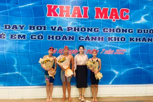 Giám đốc Cung Thanh niên Hà Nội Dương Việt Hà tặng hoa học viên.