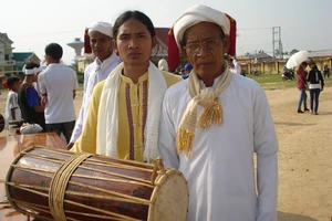 Hai cha con nghệ nhân Thiên Sanh Thềm - Thiên Sanh Vũ.