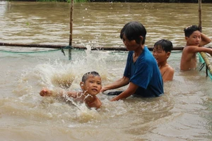 Bà lão nghèo dạy bơi cho trẻ vùng lũ