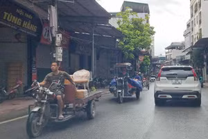 Xe tự chế vẫn tung hoành ra quốc lộ trái với thông tin mà Chủ tịch UBND xã Hữu Bằng chia sẻ. 