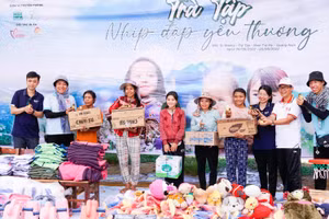 Nhóm tình nguyện tặng cặp, đồ dùng học tập cho các em học sinh. 