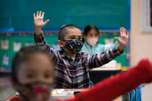 Học sinh Mỹ đeo khẩu trang khi trở lại trường học.