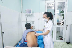 Bệnh nhân được chẩn đoán ngộ độc khi hút thuốc lá điện tử bơm tinh dầu.