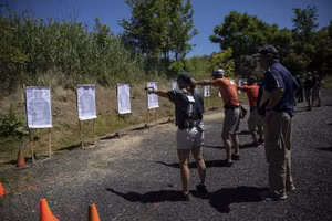 Giáo viên Mỹ học cách sử dụng súng.