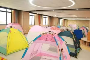 Học sinh Trường Xingfuhe dựng lều ngủ tại hội trường lớn.