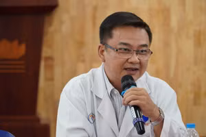 Tiến sĩ Lê Quốc Hùng - Trưởng khoa Bệnh Nhiệt đới, Bệnh viện Chợ Rẫy. Ảnh: BVCC.