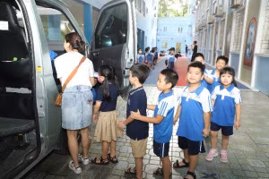 Trường Tiểu học Đoàn Thị Điểm Hà Nội làm tốt công tác đưa đón học sinh bằng ô tô.