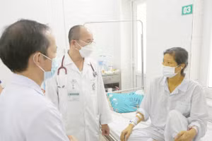 PGS.TS Đỗ Duy Cường thăm khám cho bệnh nhân. Ảnh: BVCC.