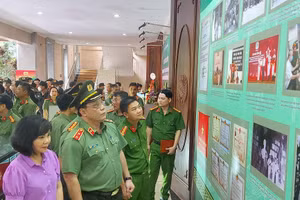 Trung tướng Nguyễn Hải Trung - Giám đốc Công an TP Hà Nội tại triển lãm.