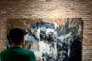 Triển lãm trưng bày gần 40 tác phẩm trừu tượng.