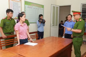 Cơ quan điều tra tống đạt lệnh khởi tố, bắt tạm giam đối với Nguyễn Thị Kim Anh.