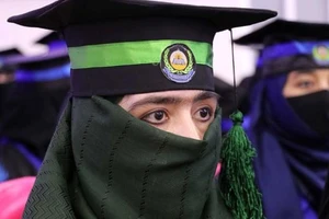 Một nữ sinh Afghanistan tốt nghiệp đại học.