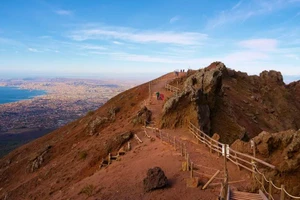 Núi Vesuvius là một điểm đến cho những người thích đi bộ đường dài, nhưng một phần của đỉnh núi không cho du khách qua lại.