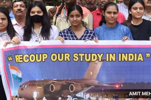 Du học sinh Ấn Độ yêu cầu được nhận vào các trường y khoa trong nước.