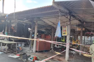 Cảnh tan hoang chợ Đọ Xá sau vụ cháy trong đêm 13/7.