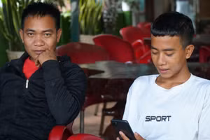 Puih Thái (áo đen) và Puih Phú (áo trắng) may mắn trốn thoát trở về nhà.