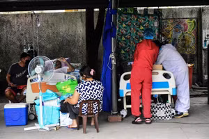 Bệnh viện Philippines thiếu giường điều trị khi dịch bùng phát.