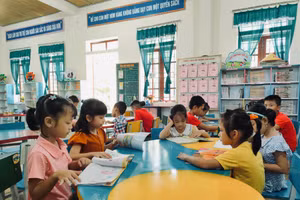 Năm học 2022 - 2023, Trường Tiểu học Thạch Đài quyên góp được hơn 30 bộ sách xây dựng tủ sách dùng chung và tủ đồ dùng chung.