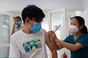 Hiệu lực của vắc-xin Covid-19 giảm tương đối nhanh sau 3 - 5 tháng. 