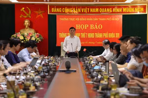 Ông Phạm Quí Tiên thông tin trước kỳ họp thứ 7 HĐND thành phố Hà Nội.