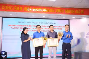 Ban tổ chức trao giải cho tác giả đoạt giải Nhất.