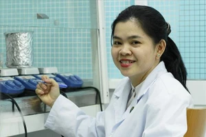 PGS.TS Nguyễn Thị Hiệp và các mẫu hydrogel với nồng độ alginate và chitosan khác nhau.