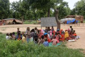 'Lớp học du mục' của thầy Leonard dựng trên một bãi đất trống.