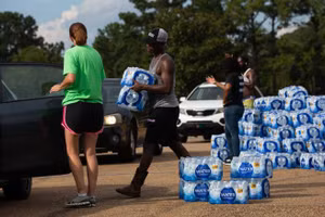 Người dân thành phố Jackson, Mỹ, sử dụng nước đóng chai vì thiếu nước sạch.