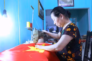 40 năm qua, gia đình bà Nguyễn Thị Mai vẫn giữ hồn nghề may cờ Tổ quốc như một sứ mệnh thiêng liêng.