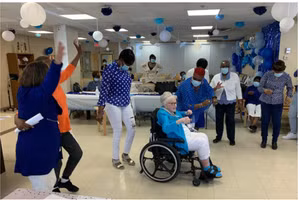 Bà Gerda Cole trong lễ sinh nhật lần thứ 98 đầy ý nghĩa của mình.