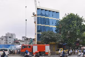 Ngôi nhà 82 - 84 Đường Láng bị quây tôn, niêm phong. Ảnh chụp ngày 25/5.