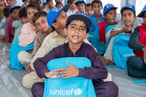 UNICEF hỗ trợ trẻ em Pakistan bị ảnh hưởng bởi lũ lụt.