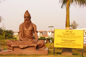 Tượng của Sushruta ở Patanjali Yogpeeth, thành phố Haridwar, Ấn Độ.