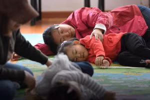 Phụ huynh cùng con tham gia một lớp học bổ trợ tại Bắc Kinh.