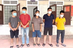 Các đối tượng cầm đầu, điều hành đường dây đánh bạc bị công an bắt giữ. Trong đó, chân sút Đặng Hùng Dũng (Dũng Verratti) mặc áo vàng.