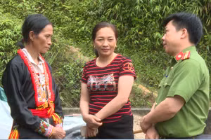 Công an xã Tân Phượng tuyên truyền, vận động nhân dân không mê tín, dị đoan.