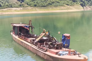 Tàu hút cát của gia đình ông Nam, bản Phiêng Lời, xã Hua Trai.