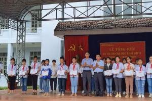  Lãnh đạo xã Mường So, Trường THCS Mường So trao Giấy khen và quà cho học sinh có thành tích cao trong học tập năm 2020.