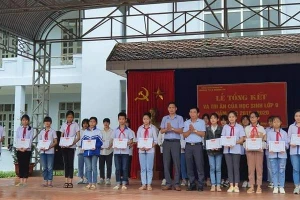  Lãnh đạo xã Mường So, Trường THCS Mường So trao Giấy khen và quà cho học sinh có thành tích cao trong học tập năm 2020.