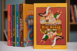 Cuốn sách có nhiều hình ảnh mô tả quá trình làm tranh Kim Hoàng. 