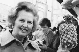 Cựu Thủ tướng Vương quốc Anh, Margaret Thatcher (1925 – 2013) chụp hình với King Pine (dứa vua).